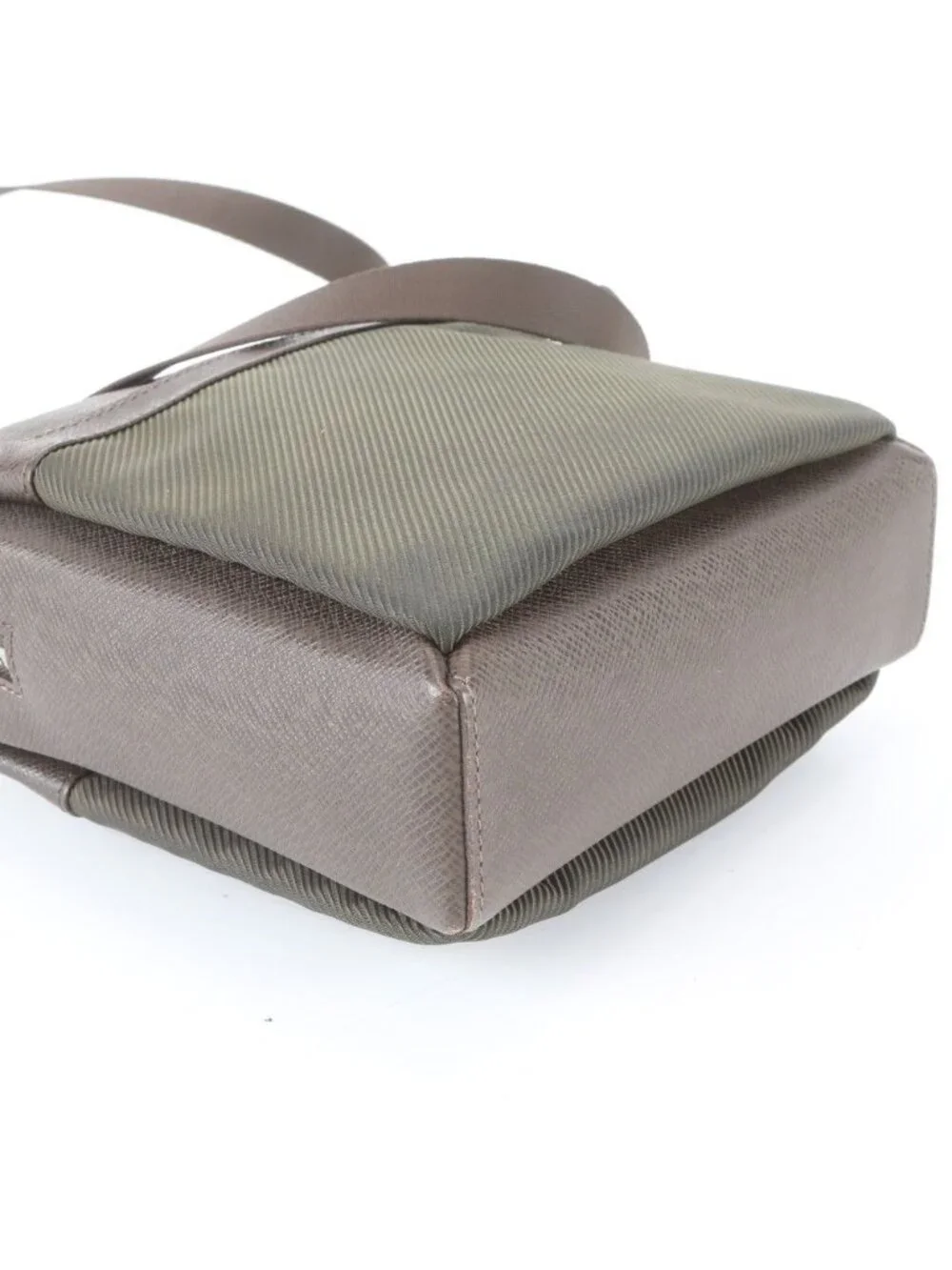 Louis Vuitton Taiga Sayan Leather Shoulder Bag Crossbody Messenger Business